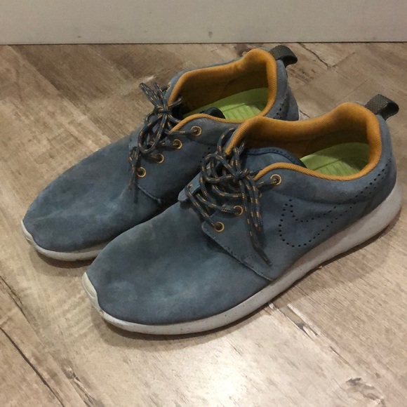 NIKE WOMEN'S ROSHE RUN SUEDE - Picture 3 of 6